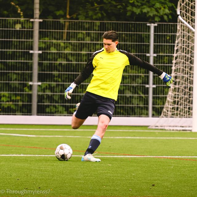 Jamie Spaan, mede-eigenaar, als keeper tijdens een voetbalwedstrijd